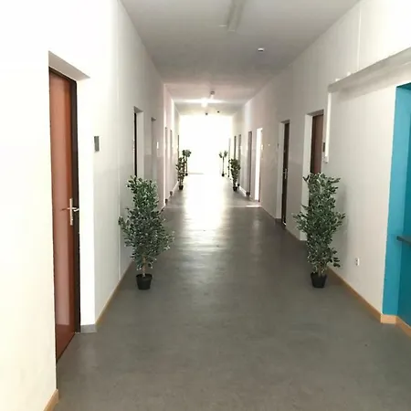 אכסניה 1st / & Monteurhotel *